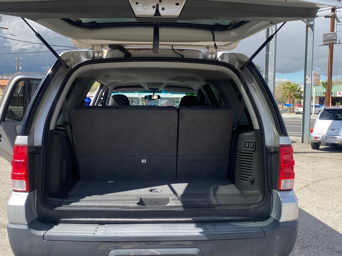 2004 /GREY Ford Expedition XLT 5.4L 2WD (1FMPU15L34L) with an 5.4L V8 SOHC 16V engine, 4-Speed Automatic Overdrive transmission, located at 44356 Date Ave., Lancaster, CA, 93534, (661) 945-6555, 34.688919, -118.139374 - Photo#6